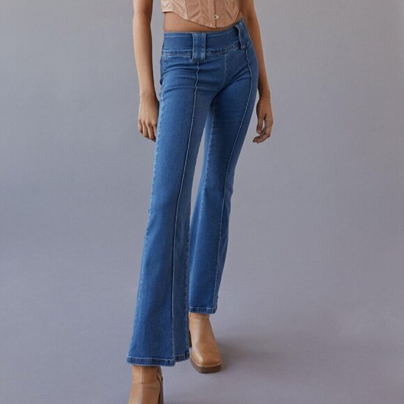 BDG Denim - BDG Urban Outfitters Missy Low-Rise Flare Jean in Indigo Size 27